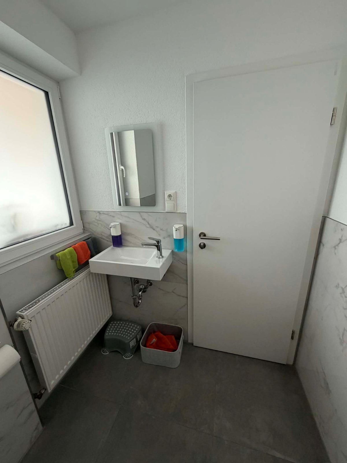 Waschbecken in der Toilette